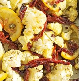 Cavolfiore al forno con pomodori secchi e capperi