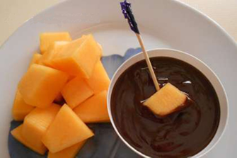 Melone al maraschino con salsa al cioccolato
