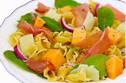 Pasta fredda con melone e prosciutto crudo