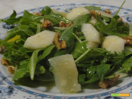 Insalata di pere, rucola, grana e noci
