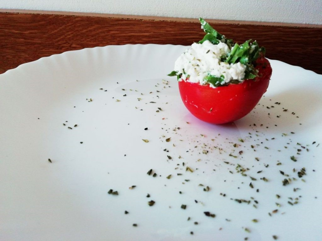 Pomodori ripieni di formaggio e rucola